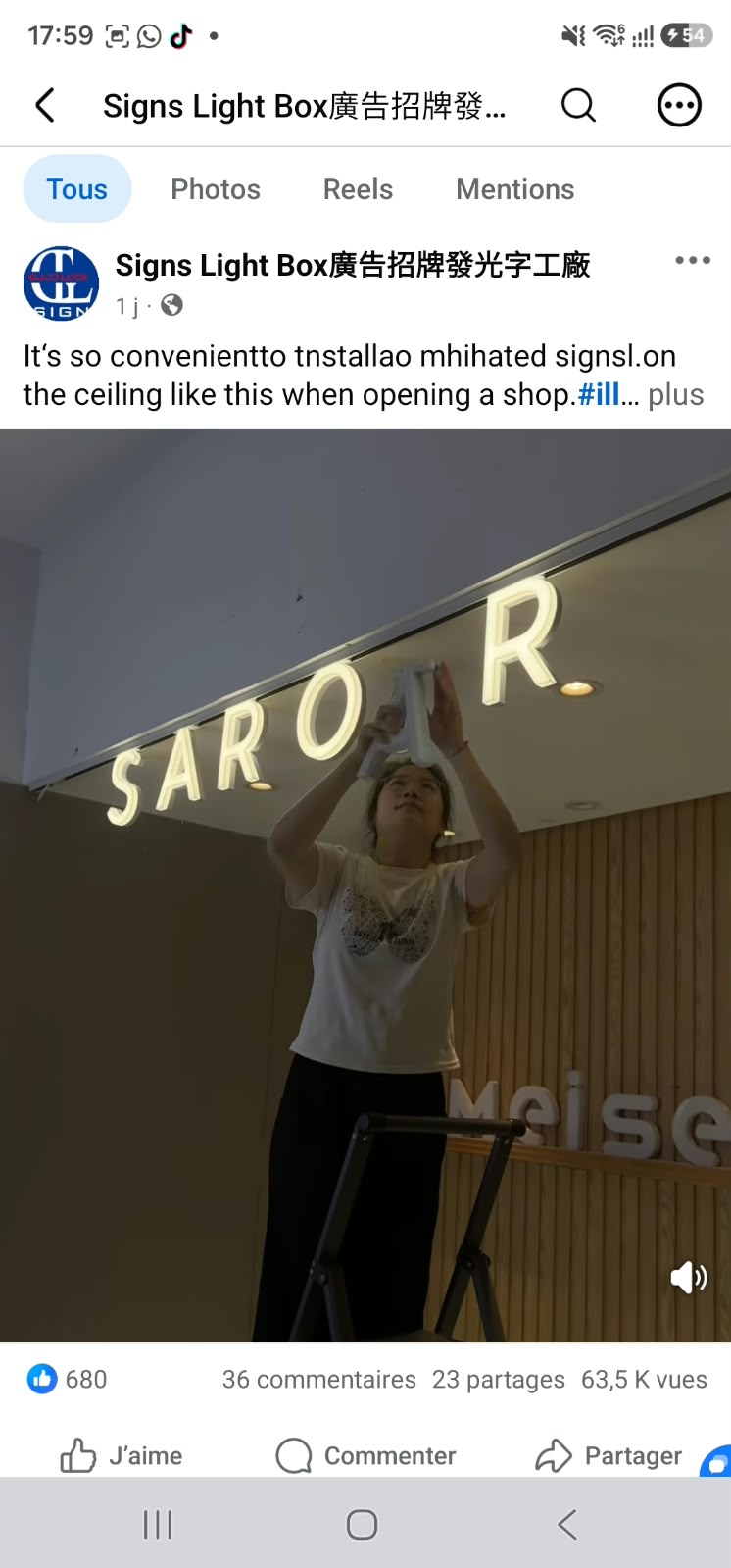Pose de lettres lumineuses sur un rail dans un commerce